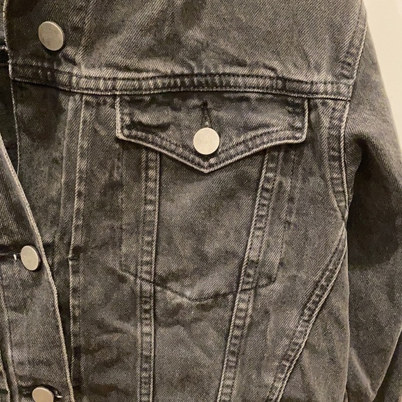 Selling this size 8 black denim jacket from ASOS. - Picture 3 of 4